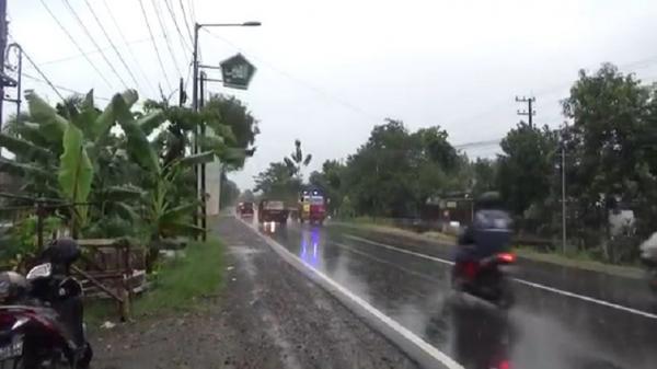 Lokasi kecelakaan tiga pengendara motor tersangkut kabel listrik di Jalan Raya Desa Pesantren, Kecamatan Tembelang, Kabupaten Jombang, Jawa Timur. (Foto: Mukhtar Bagus).