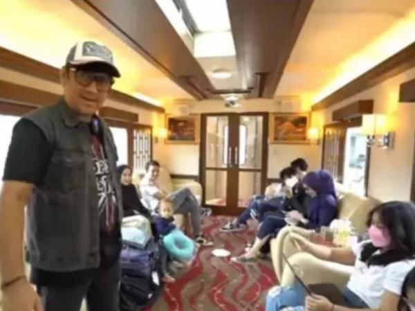 Screenshot 20220528 075509 Samsung Internet Artis yang Pernah Sewa Gerbong Kereta Api untuk Pribadi. (foto: Instagram)