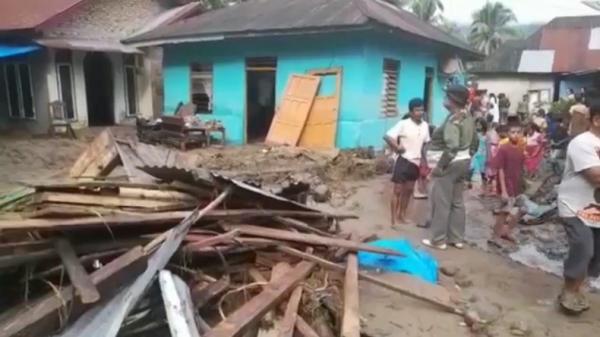 Banjir Bandang Di Pasaman Terjang 70 Rumah, 1 Hanyut