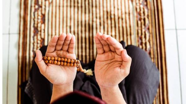Bacaan Doa untuk Orang Meninggal Laki-Laki dan Perempuan: Arab, Latin, Arti, dan Hukumnya