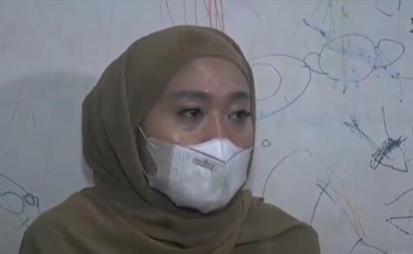 Perempuan berhijab RAM meminta maaf karena pamer dada di media sosial. (Foto: iNews/Ulil Amri)