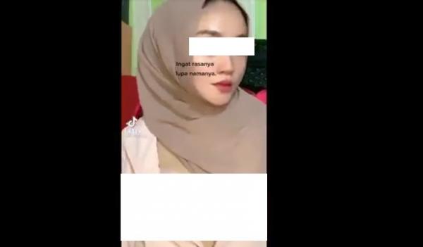 Tangkapan layar video viral perempuan berhijab pamer dada di TikTok.