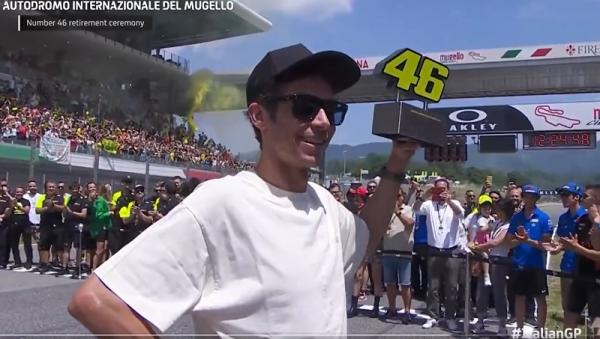 Valentino Rossi MotoGP resmi memensiunkan nomor 46 milik Valentino Rossi. Upacara perayaan yang digelar di Sirkuit Mugello, Sabtu (28/5/2022). (foto: Twitter/Motogp).