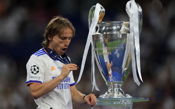Real Madrid juara Liga Champions untuk ke-14 kalinya. Titel ini membuat sejumlah pemain Los Blancos mengoleksi Si Kuping Besar sama banyak dengan Barcelona. (Foto: REUTERS/Lee Smith)