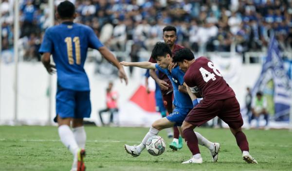 Aksi Taisei Marukawa saat laga uji coba PSIS melawan PSM Makassar di Stadion Jatidiri Semarang, Sabtu (28/5/2022).