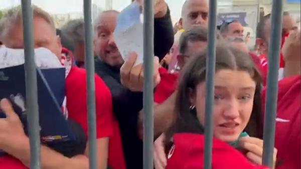 Suporter Liverpool kesulitan masuk stadion final Liga Champions (foto: Twitter @MarkOgden_)