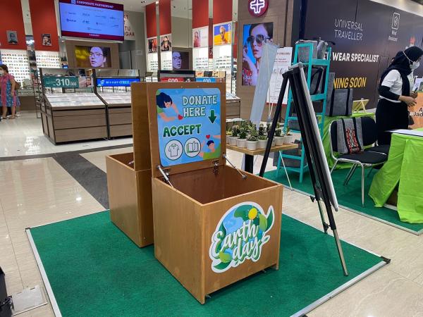 WhatsApp Image 2022 05 29 At 3 36 42 PM Wadah untuk menyumbang pakaian bekas layak pakai di mal. (Foto: istimewa)