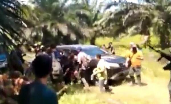 Tangkapan layar video kericuhan warga di perkebunan sawit di Ketapang, Kalimantan Barat. 