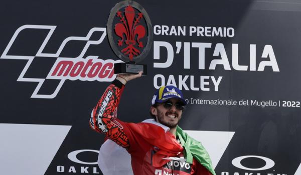 Francesco Bagnaia Pembalap Ducati Lenovo Francesco Bagnaia juara MotoGP Italia 2022, Minggu (29/5/2022) malam WIB. Setelahnya dia langsung menunaikan saran dari Valentino Rossi. (Foto: REUTERS/Ciro De Luca)