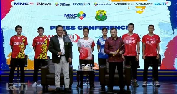 MNC Grup siarkan Indonesia Masters 2022 Ketum PBSI, Agung Firman Sampurna dan Executive Chairman MNC Group, Hary Tanoesoedibjo berfoto bersama atlet bulu tangkis Indonesia dalam rangka konferensi pers kerja sama penayangan ajang Indonesia Masters 2022, Senin (30/5). (Foto: RCTI+)