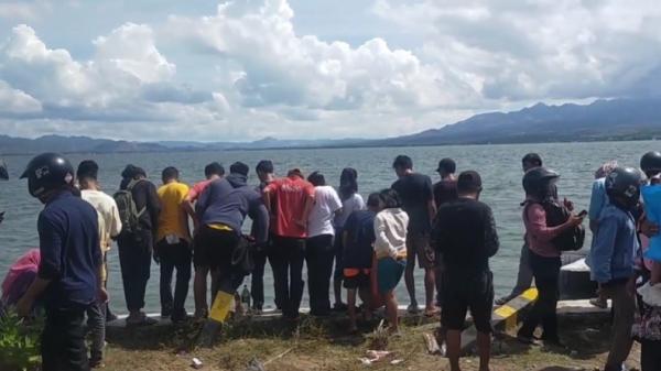 Truk Nyemplung 3 Edy Irawan Truk mengangkut barang-barang minimarket terjun ke laut di jalur utama Jalan Negara Lintas Bima-Sumbawa kawasan Wadu Mbolo, Kelurahan Dara, Kota Bima, Nusa Tenggara Barat (NTB), Selasa (31/5/2022). (Foto: Edy Irawan).
