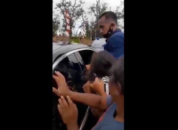 Emak-emak menyerbu mobil Presiden Jokowi saat kunjungan kerja ke Kabupaten Ngada, Rabu (1/6/2022). (Foto: iNews TV/Joni Nura)