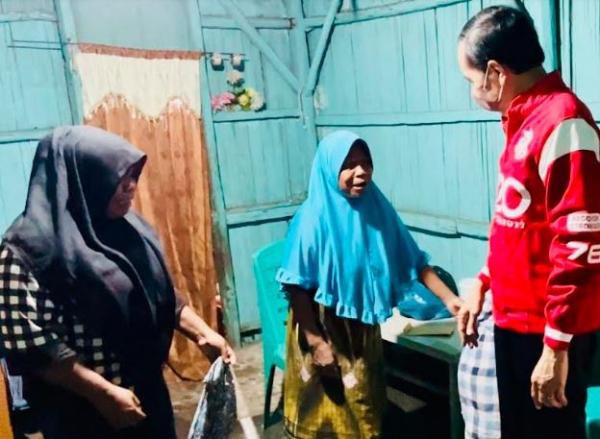 Presiden Jokowi menyambangi rumah warga di Kabupaten Ende pada malam hari. (Foto: MPI/Raka Dwi Novianto)