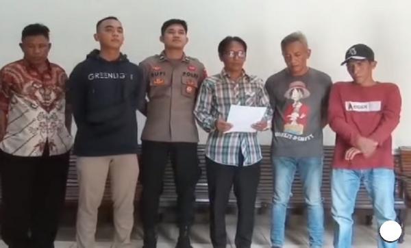 Mediasi antara warga dengan anggota PRC Samapta Polda Kalbar. (Foto: Instagram @prc_samaptapoldakb)