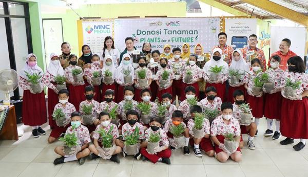 Sambut Hari Lingkungan Hidup, MNC Sekuritas Hijaukan RPTRA Gondangdia