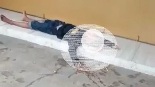 Korban SR, tergeletak berlumuran darah di depan sebuah ruko. (FOTO: tangkapan layar video viral)