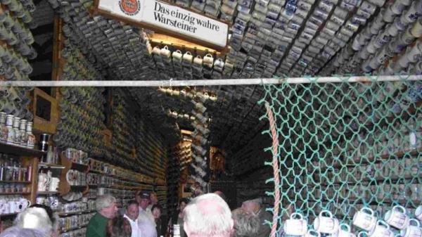 Heinrich Kath (kaus hijau), kolektor cangkir-cangkir bir. (Foto: cuxpedia.de)