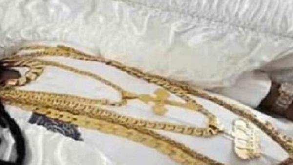 Jenazah Sheron Sukhedo Jenazah Sheron Sukhedo di peti mati berharga Rp688 juta dan perhiasan emas bernilai Rp 1,3 miliar saat pemakamannya pada 30 Maret 2018.(Foto: JPn/Jam Press)