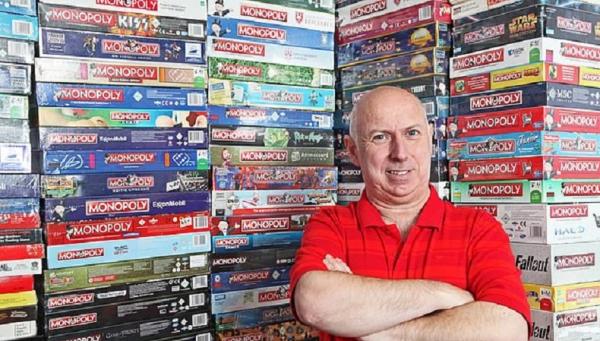 Neil Scallan kolektor game Monopoli terbesar di dunia. (Foto: Dailymail)