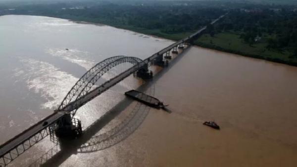 Sungai Batanghari di Kabupaten Solok, Sumatera Barat yang mengalir hingga Jambi dengan panjang 800 kilomer. (ANTARA FOTO/Wahdi Septiawan/foc.)