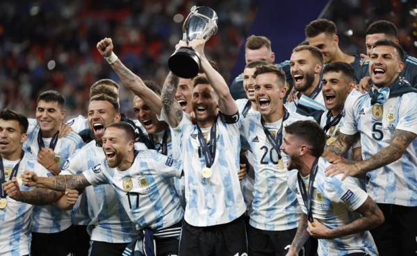 Ada 5 fakta Argentina juara Finalissima 2022 yang menarik untuk diulas. Salah satunya menyangkut kapten sekaligus bintang La Albiceleste, Lionel Messi. (Foto: REUTERS/Peter Cziborra)
