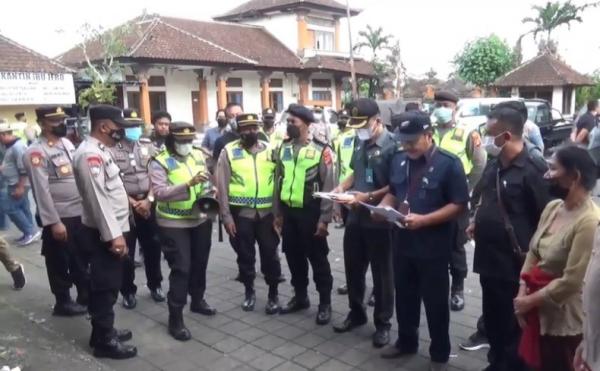 Eksekusi toko kelontong di Payangan, Gianyar, Jumat (3/6/2022). (Foto: Ketut Catur)