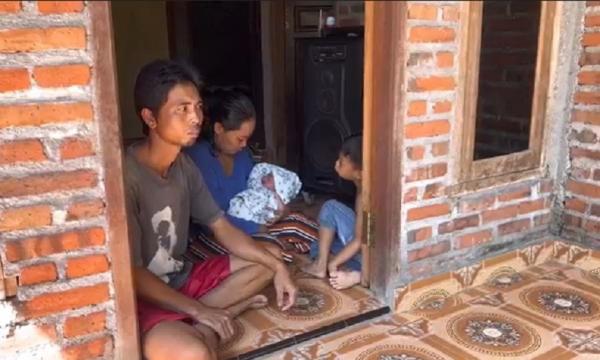 Komang Windriani yang melahirkan bayi di pangkalan ojek. (Foto: Pande Wismaya)