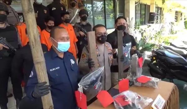 Barang bukti pembunuhan warga NTT di Denpasar. (Foto: Indira Arri)