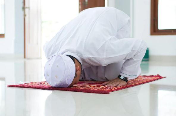 Tata Cara Sholat Dhuha 4 Rakaat Lengkap Bacaan Niat, Hukum, Waktu