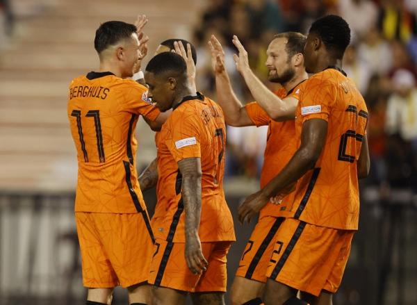 Belanda menang telak 4-1 atas Belgia di laga Grup A4 UEFA Nations League 2022. Memphis Depay menggila. (foto: REUTERS/Johanna Geron).