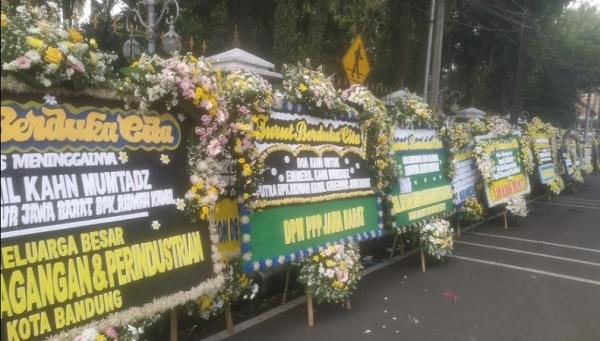 Karangan bunga di Gedung Pakuan, Bandung. (Foto: Agung Bakti Sarasa).