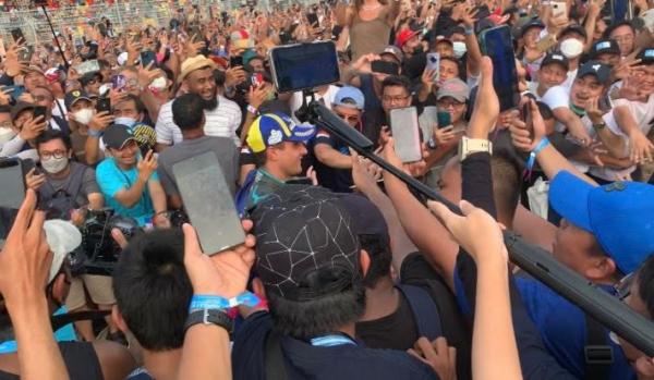 Mitch Evans mendapatkan sambutan meriah saat berjalan ke podium juara Formula E Jakarta 2022, Sabtu (4/6/2022). (Foto: MPI/Andika Rachmansyah)