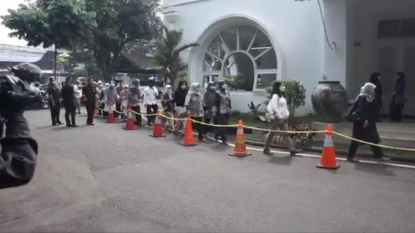 Takziah Ridwan Kamil Ervan Sejumlah pejabat berdatangan ke rumah dinas Gubernur Jawa Barat (Jabar), Ridwan Kamil untuk memyampaikan belangsungkawa sekaligus pengajian dan doa bersama, Sabtu (4/6/2022). (Foto: Ervan David).