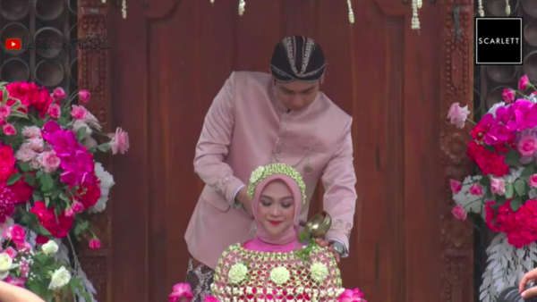 Screen Shot 2022 06 05 At 15 40 01 Momen mesra acara siraman tujuh bulanan Ria Ricis. (Foto: YouTube)