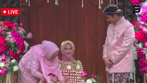 Momen mesra acara siraman tujuh bulanan Ria Ricis. (Foto: YouTube)