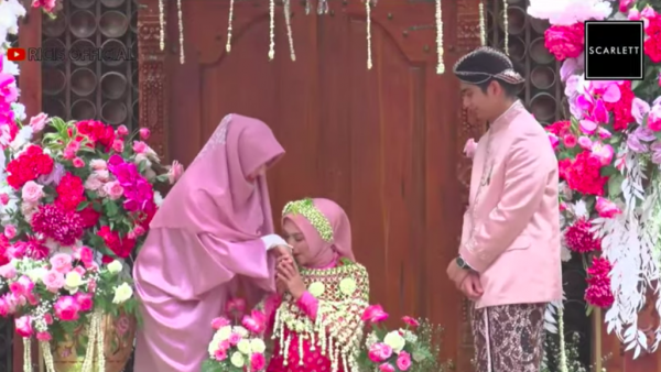 Momen mesra acara siraman tujuh bulanan Ria Ricis. (Foto: YouTube)