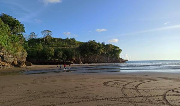 Pantai Serang Salah satu spot wisata Pantai Serang Kabupaten Blitar. (Foto: iNews.id/ihya` Ulumuddin).