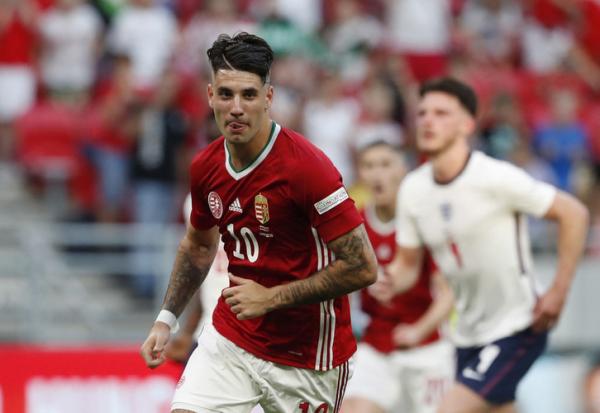 Pemain Timnas Hungaria, Dominik Szoboszlai merayakan gol penalti ke gawang Inggris dalam laga UEFA Nations League di Stadion Puskas Arena Park, Sabtu (4/6/2022). (Foto: REUTERS)