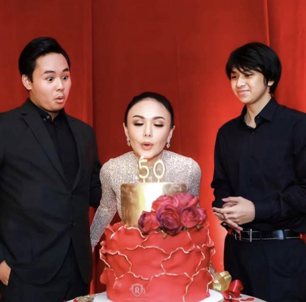 Intip potret awet muda Yuni Shara ulang tahun ke 50. (Foto: Instagram)