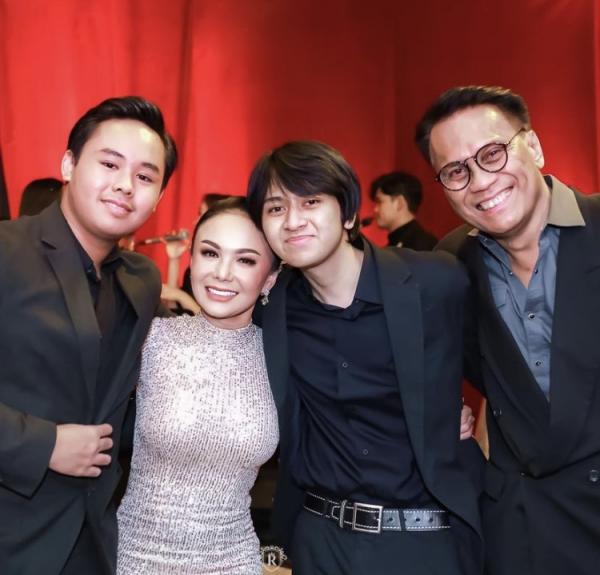 Intip potret awet muda Yuni Shara ulang tahun ke 50. (Foto: Instagram)