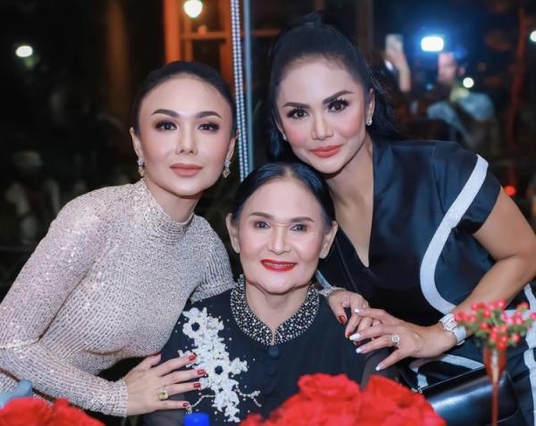 Intip potret awet muda Yuni Shara ulang tahun ke 50. (Foto: Instagram)
