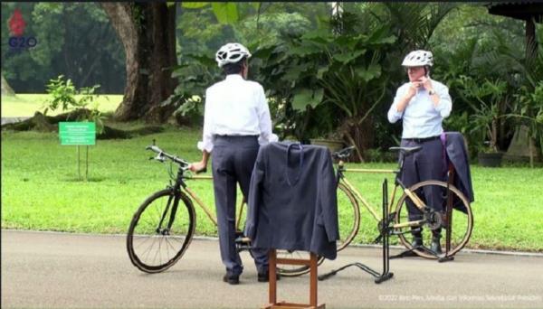 Presiden Joko Widodo dan PM Australia Anthony Albanese menaiki sepeda kayu di Istana Bogor. (Foto tangkapan layar).
