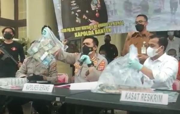 Kapolres Serang, AKBP Yudha Satria saat gelar perkara kasus perampokan, Senin (6/6/2022). (Foto: iNews TV/Mahesa Apriandi)