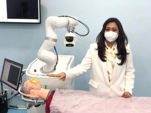 TRANSPLANTASI RAMBUT 1 Dr Nilamsari menjelaskan tentang transplantasi rambut dengan teknologi Artas. (foto: istimewa)