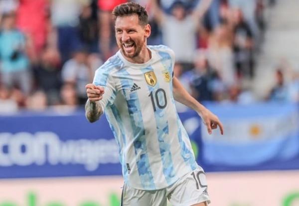 Striker Timnas Argentina, Lionel Messi tampak girang usai membobol gawang Estonia dalam laga uji coba FIFA Matchday di Stadion El Sadar, Pamplona, Senin (6/6/2022). (Foto: Instagram/@afaseleccion)