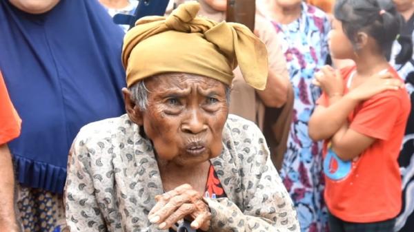 Mak Altih Nenek Berusia 120 Tahun di Subang Masih Giat Cari Rongsok, Dedi Mulyadi Takjub