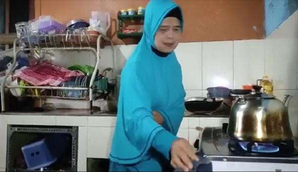 Aktivitas Tukah selama menjadi pembantu rumah tangga. (Foto: iNews.id/Deni Irwansyah).