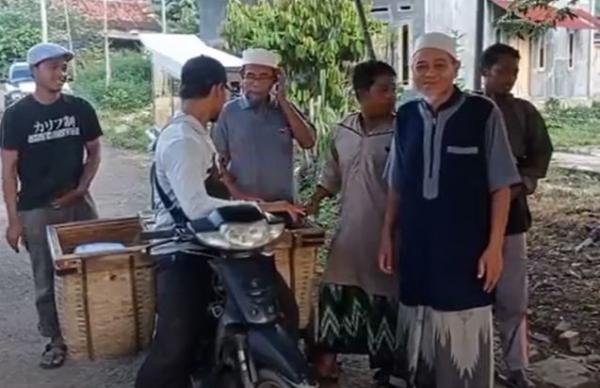 Warga kampung khilafah di Lampung Selatan tetap beraktivitas normal pascapenangkapan pimpinan Khilafatul Muslimin. (Foto: iNews TV)
