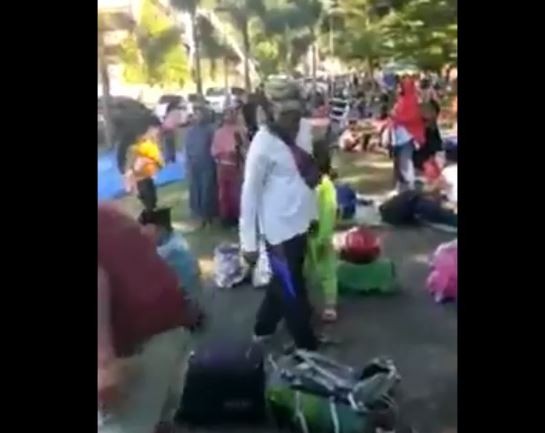 Warga Mamuju mengungsi ke lapangan sepak bola karena trauma pascadiguncang gempa Magnitudo 5,8, Rabu (8/6/2022). (Foto: iNews TV/Huzair Zainal)