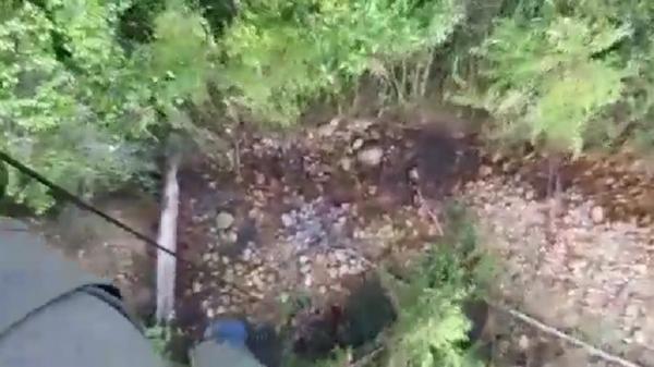 Tim SAR gabungan saat mengevakuasi korban helikopter kecelakaan di Mimika, Papua, Rabu (8/6/2022). (Foto: Tim SAR).
